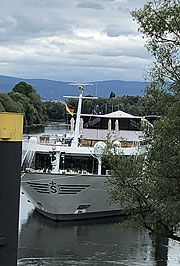 Das Flusskreuzfahrtschiff MS Joy am Straubinger Anlegesteg (&copy;Foto: Martin Schmitz)